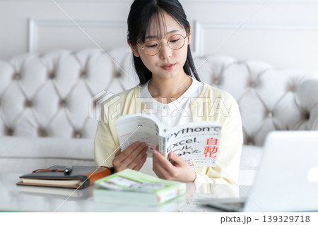 自宅でIT資格の勉強をする若い女性 キャリアアップ リスキリング 自宅学習 生成AI 139329718