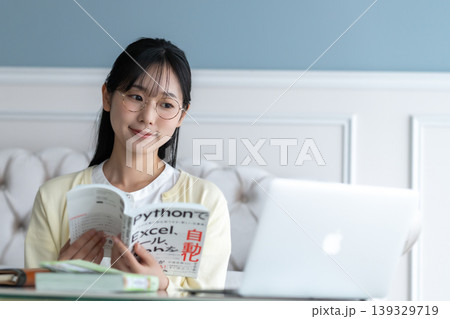 自宅でIT資格の勉強をする若い女性 キャリアアップ リスキリング 自宅学習 生成AI 自宅でIT資格の勉強をする若い女性 キャリアアップ リスキリング 自宅学習 生成AI 139329719