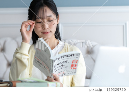 自宅でIT資格の勉強をする若い女性 キャリアアップ リスキリング 自宅学習 生成AI 139329720