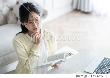 自宅でIT資格の勉強をする若い女性 キャリアアップ リスキリング 自宅学習 生成AI 自宅でIT資格の勉強をする若い女性 キャリアアップ リスキリング 自宅学習 生成AI 139329725