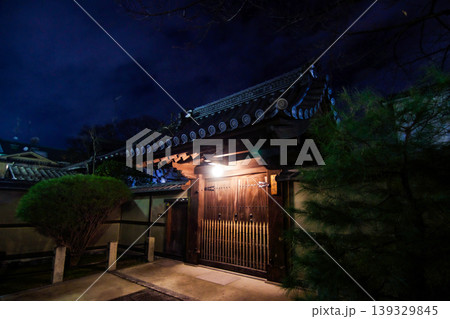 秋の夜の寺門 秋の夜の寺門 139329845