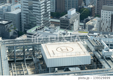 都会のビル屋上にあるヘリポート 都会のビル屋上にあるヘリポート 139329899