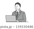 笑顔でパソコンを使うスーツ姿の中堅男性のイラスト 139330486