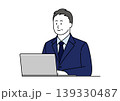 笑顔でパソコンを使うスーツ姿の中堅男性のイラスト 139330487