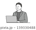笑顔でパソコンを使うジャケット姿の中堅男性のイラスト 139330488