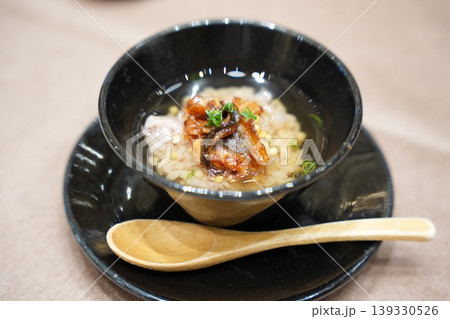 うなぎのお茶漬け　漆器の椀に盛られた和食の一品 139330526