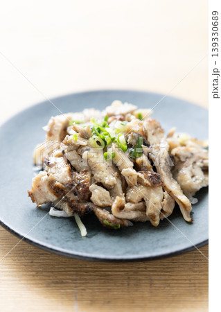 おいしい炭火焼鶏皮ポン酢 139330689