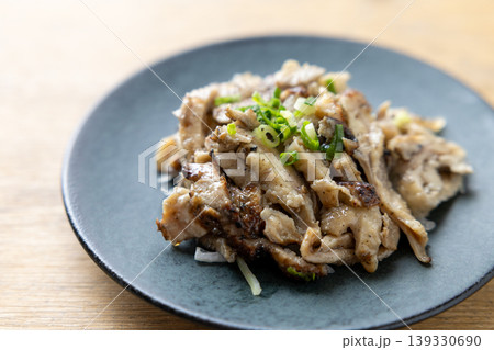 おいしい炭火焼鶏皮ポン酢 おいしい炭火焼鶏皮ポン酢 139330690