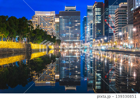 東京　皇居和田倉濠と丸の内　夜景 139330851