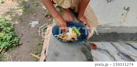 Lunch on the edge of the house Lunch on the edge of the house 139331274