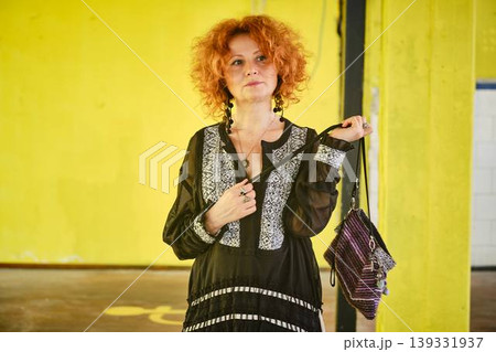 Red haired woman with stylish handbag lifestyle portrait 139331937