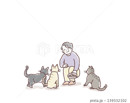 三匹の猫に餌を与えるシニア、高齢女性 三匹の猫に餌を与えるシニア、高齢女性 139332102