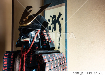 日本の伝統美:重厚感あふれる黒漆塗りの鎧兜(五七桐の家紋) 日本の伝統美:重厚感あふれる黒漆塗りの鎧兜(五七桐の家紋) 139332129