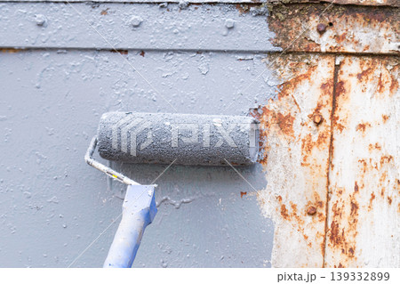 Roller painting the surface, gray paint Roller painting the surface, gray paint 139332899