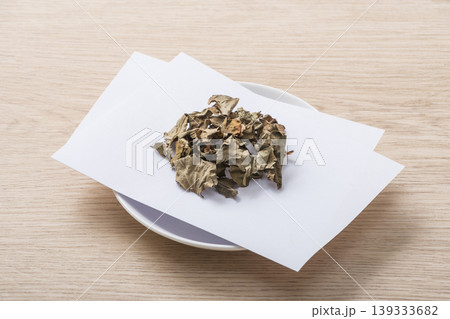 ドクダミ茶　ハーブティー　健康茶　デトックス　日本三大民間薬　皿に盛られ茶葉 139333682