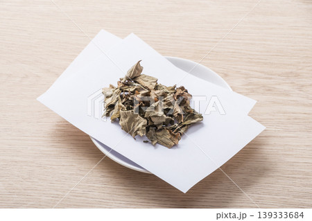 ドクダミ茶　ハーブティー　健康茶　デトックス　日本三大民間薬　皿に盛られ茶葉 139333684