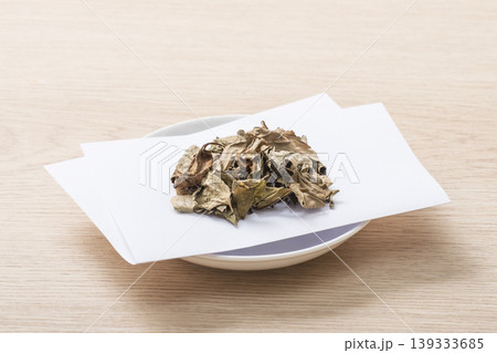 ドクダミ茶 ハーブティー 健康茶 デトックス 日本三大民間薬 皿に盛られ茶葉 ドクダミ茶 ハーブティー 健康茶 デトックス 日本三大民間薬 皿に盛られ茶葉 139333685