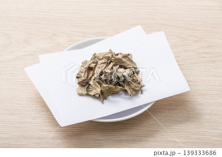 ドクダミ茶 ハーブティー 健康茶 デトックス 日本三大民間薬 皿に盛られ茶葉 ドクダミ茶 ハーブティー 健康茶 デトックス 日本三大民間薬 皿に盛られ茶葉 139333686