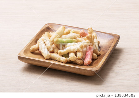 皿に盛られたあられ 素焼きあられ 伊勢あられ 田舎あられ お茶漬けあられ 伝統食 皿に盛られたあられ 素焼きあられ 伊勢あられ 田舎あられ お茶漬けあられ 伝統食 139334308