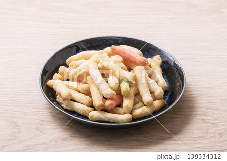 皿に盛られたあられ　素焼きあられ　伊勢あられ　田舎あられ　お茶漬けあられ　伝統食 139334312