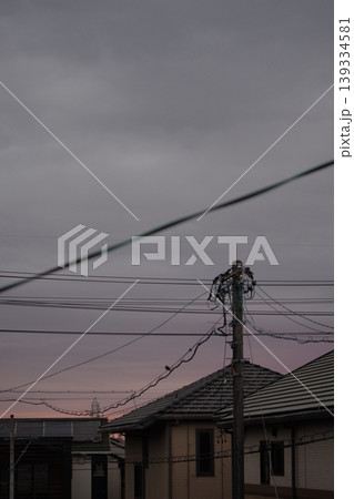 静岡県清水区の春の朝の空と電柱のある街並み 静岡県清水区の春の朝の空と電柱のある街並み 139334581