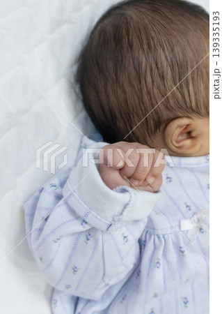 生まれたばかりの赤ちゃんの手 生まれたばかりの赤ちゃんの手 139335193
