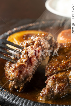 肉汁が出るハンバーグ焼きをフォークで持ち上げるシーン 肉汁が出るハンバーグ焼きをフォークで持ち上げるシーン 139335223
