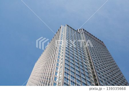 高層ビルを見上げるオフィス街の風景 139335668