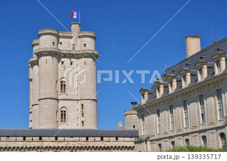 パリ郊外・ヴァンセンヌ城 青空の下に佇むフランスの古城（2026年4月24日） 139335717