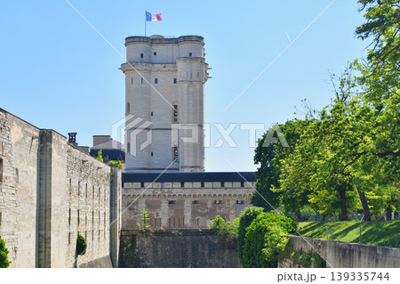 パリ郊外・ヴァンセンヌ城 青空の下に佇むフランスの古城(2026年4月24日) パリ郊外・ヴァンセンヌ城 青空の下に佇むフランスの古城(2026年4月24日) 139335744