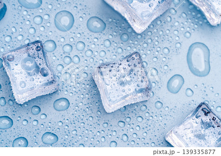青色背景に広がる水滴と氷の接写撮影 青色背景に広がる水滴と氷の接写撮影 139335877