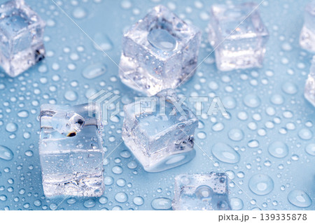 水滴が付着した氷を青背景で捉えた俯瞰構図 水滴が付着した氷を青背景で捉えた俯瞰構図 139335878