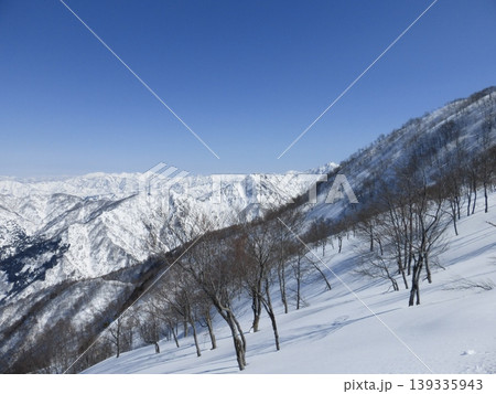 八海山展望台（新潟県南魚沼市）から見る冬の越後三山 139335943