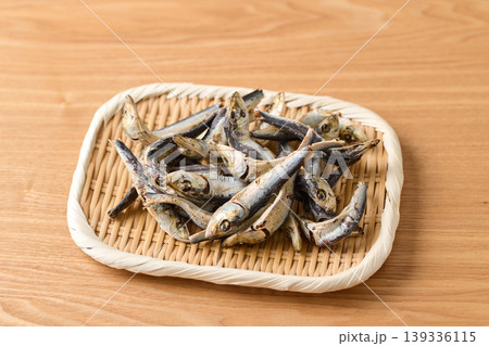 ざるに盛った煮干【国産真鰯】 139336115