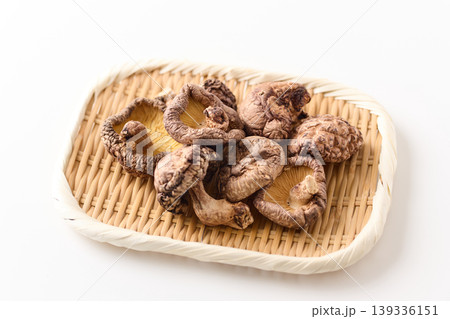 ざるに盛った干し椎茸 139336151