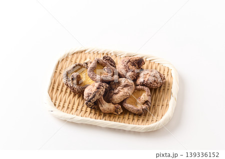 ざるに盛った干し椎茸 ざるに盛った干し椎茸 139336152