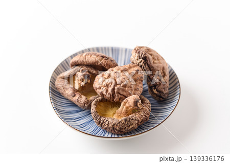 皿に盛った干し椎茸 皿に盛った干し椎茸 139336176
