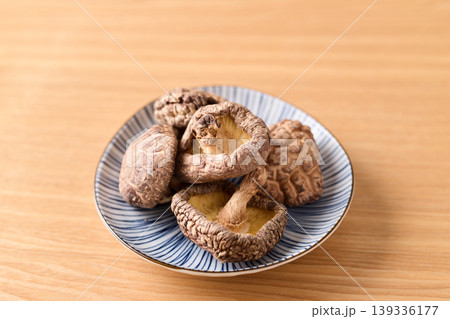 皿に盛った干し椎茸 皿に盛った干し椎茸 139336177