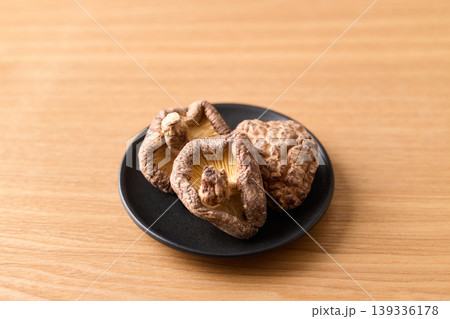 皿に盛った干し椎茸 皿に盛った干し椎茸 139336178