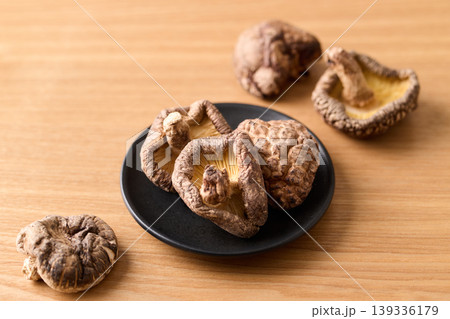 皿に盛った干し椎茸 皿に盛った干し椎茸 139336179