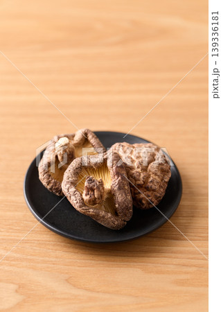 皿に盛った干し椎茸 139336181