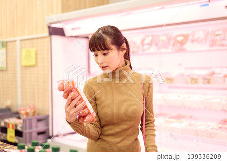 卵を手に取る女性 139336209
