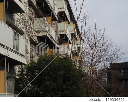 老朽化した集合住宅 139336221