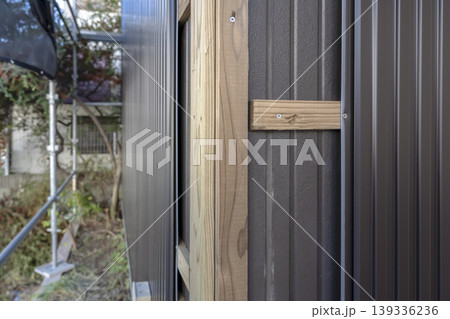 戸建て住宅の外壁修繕工事 新しいサイディング施工中 139336236