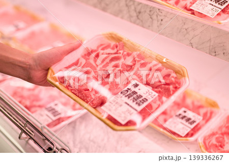 豚小間肉を手に取る 豚小間肉を手に取る 139336267