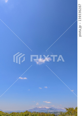 白石川の若葉と残雪の蔵王そして青空 白石川の若葉と残雪の蔵王そして青空 139336287