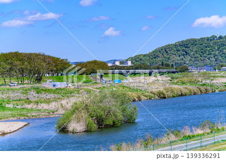 白石川の若葉と残雪の蔵王そして青空 白石川の若葉と残雪の蔵王そして青空 139336291