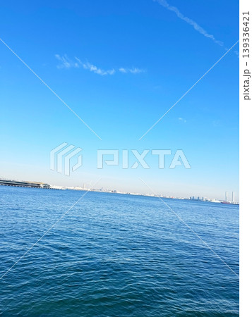 真っ青な大空と海の広がる風景 139336421