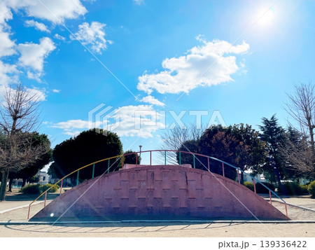 眩しい太陽と公園の風景 眩しい太陽と公園の風景 139336422