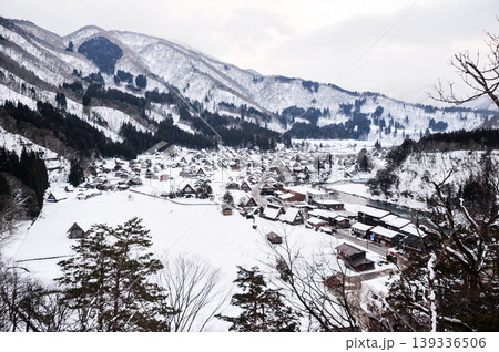 城山天守閣（展望台）から城山天守閣（展望台）から望む雪の白川郷合掌村 139336506